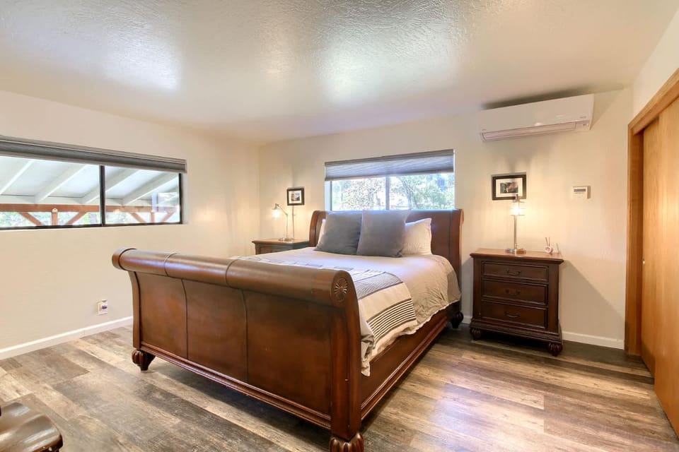 Waterfall House-Riverfront-Bbq-sleeps Four House in Sierra Nevada