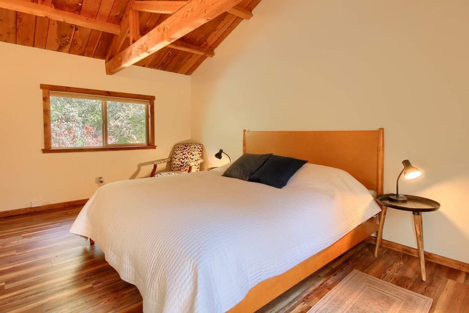 Tranquility House-Riverfront-Fireplace-Sleeps six House in Sierra Nevada