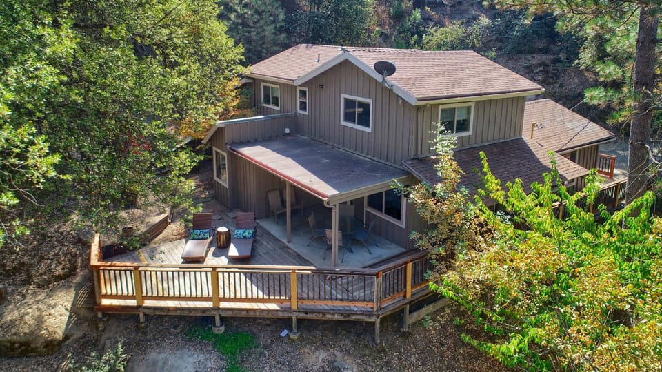 Tranquility House-Riverfront-Fireplace-Sleeps six House in Sierra Nevada