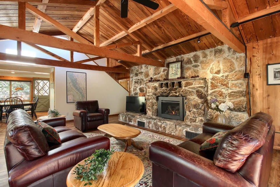 Tranquility House-Riverfront-Fireplace-Sleeps six House in Sierra Nevada