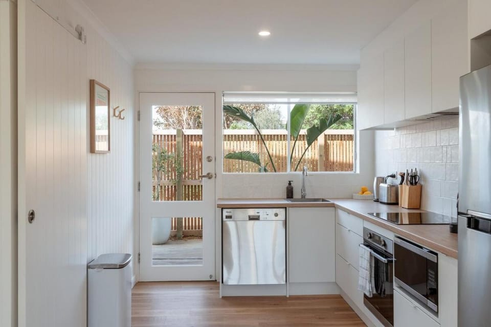 Magpie Sands - Ocean Views & Seaside Luxury - Steps to beach House in Adelaide