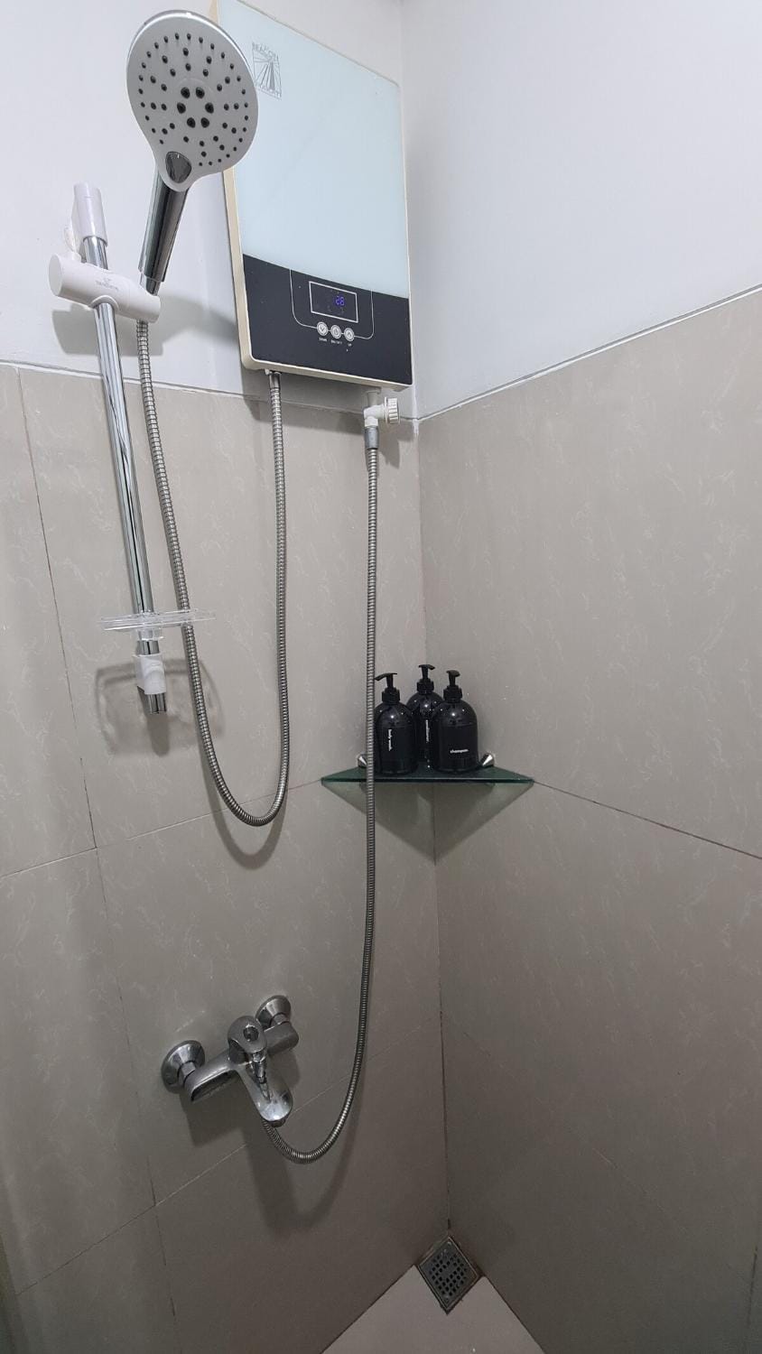 New Beacon Makati Condo Near Airport with Pool Access Apartment in Pasay