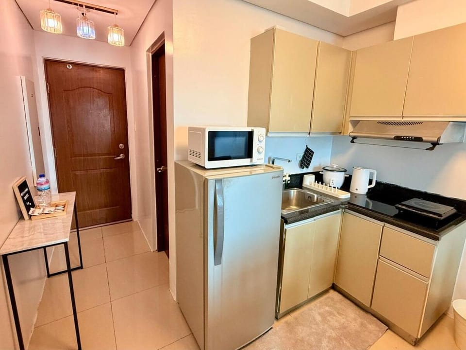 New Beacon Makati Condo Near Airport with Pool Access Apartment in Pasay