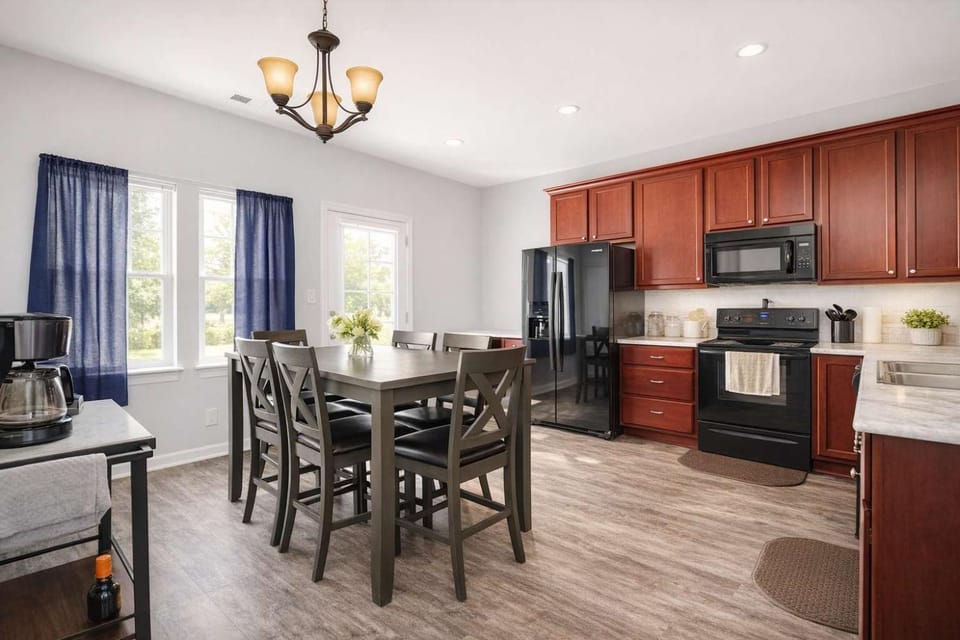 Spacious Family Retreat - Churchill Downs & Downtown House in Jefferson County