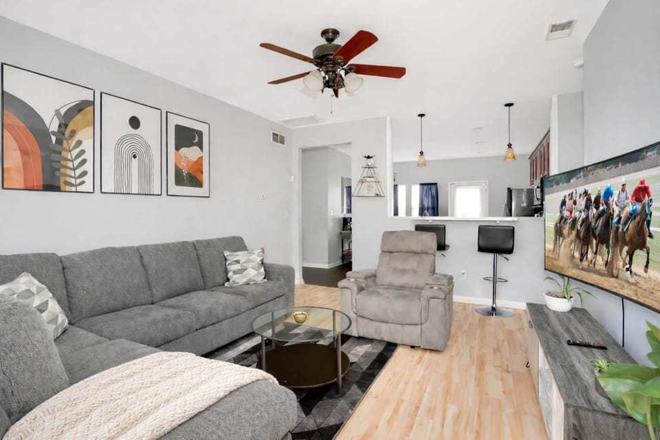 Spacious Family Retreat - Churchill Downs & Downtown House in Jefferson County