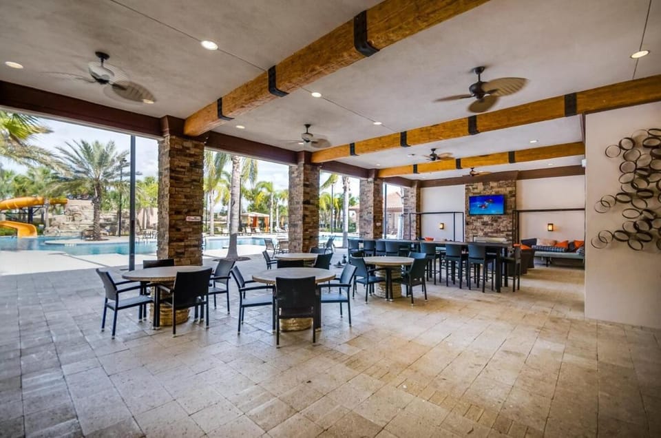 Amazing home 5bd, 5ba, South facing pool and hot tub Villa in Four Corners