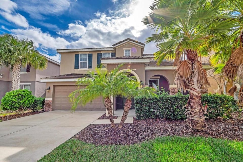 Amazing home 5bd, 5ba, South facing pool and hot tub Villa in Four Corners