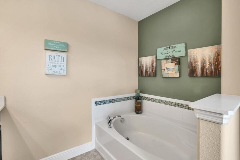 Amazing home 5bd, 5ba, South facing pool and hot tub Villa in Four Corners