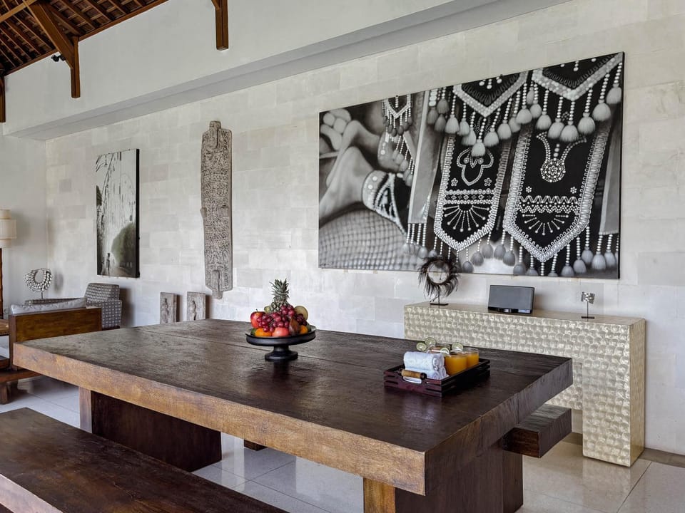 Decorative detail, Seating area, Dining area