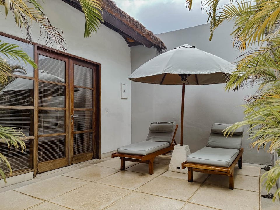 Patio, Day, Seating area, Garden view, sunbed