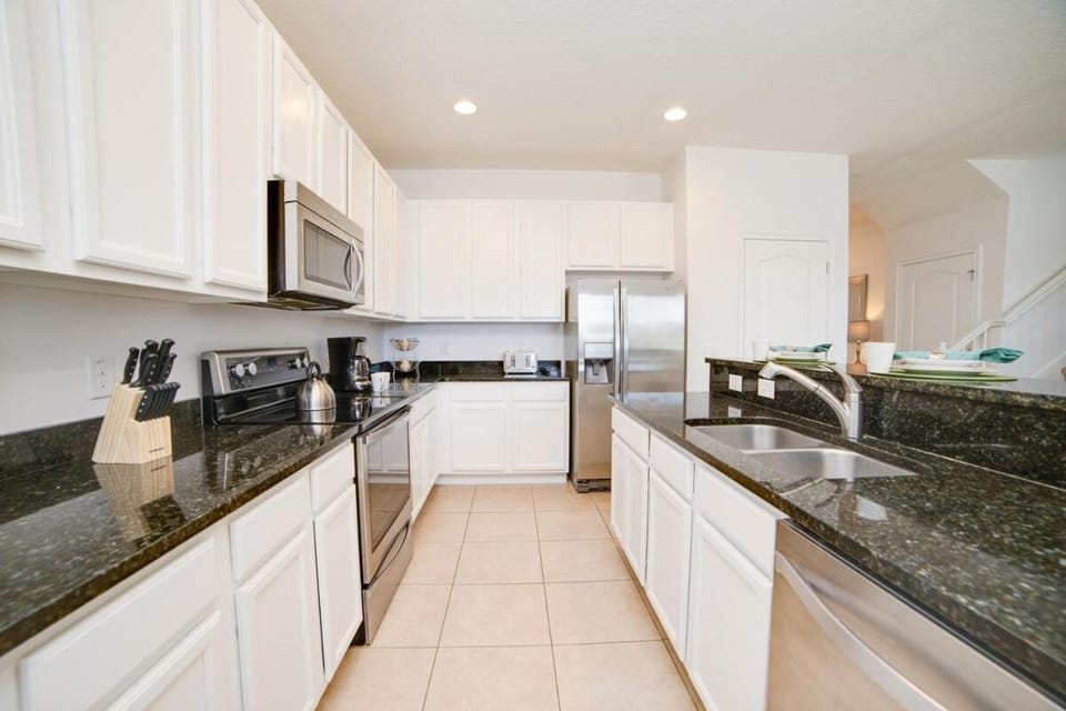 Sunny Villa, 6bd, 5ba, South facing pool and hot tub Villa in Four Corners