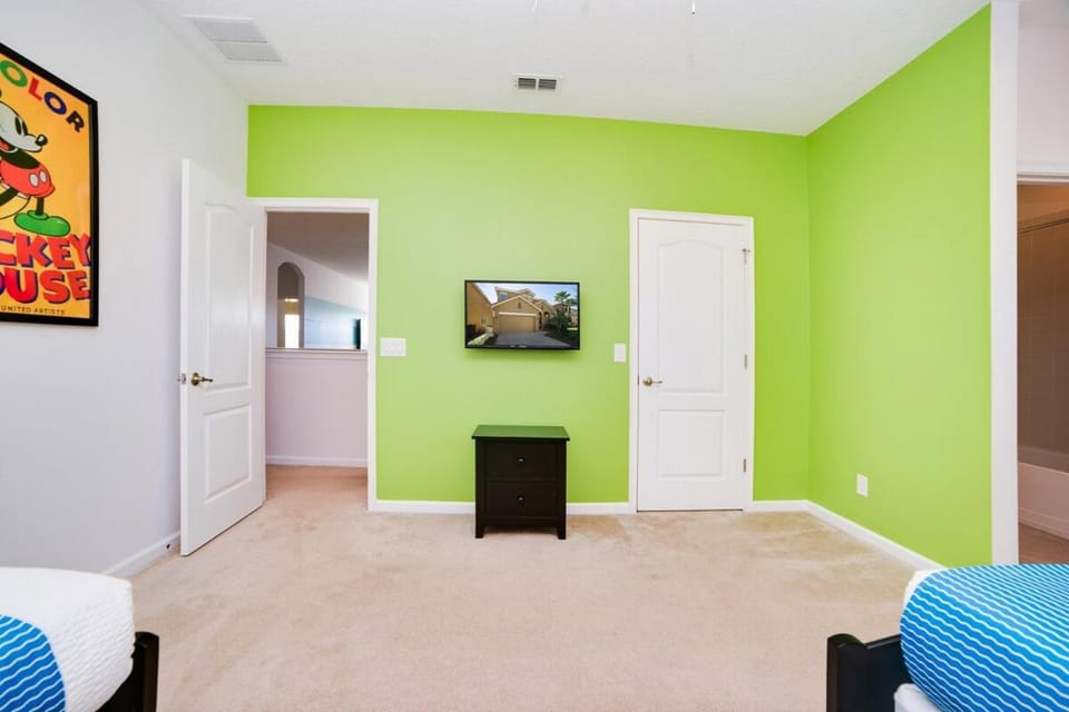 Sunny Villa, 6bd, 5ba, South facing pool and hot tub Villa in Four Corners