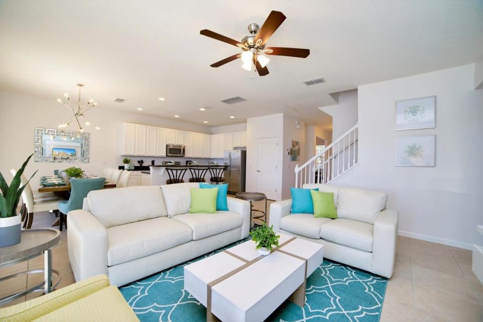 Sunny Villa, 6bd, 5ba, South facing pool and hot tub Villa in Four Corners