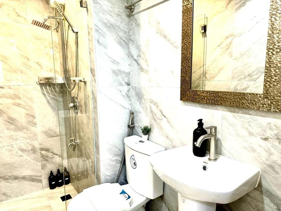 NEW! Studio with Balcony & Park View in Greenbelt Apartment in Pasay