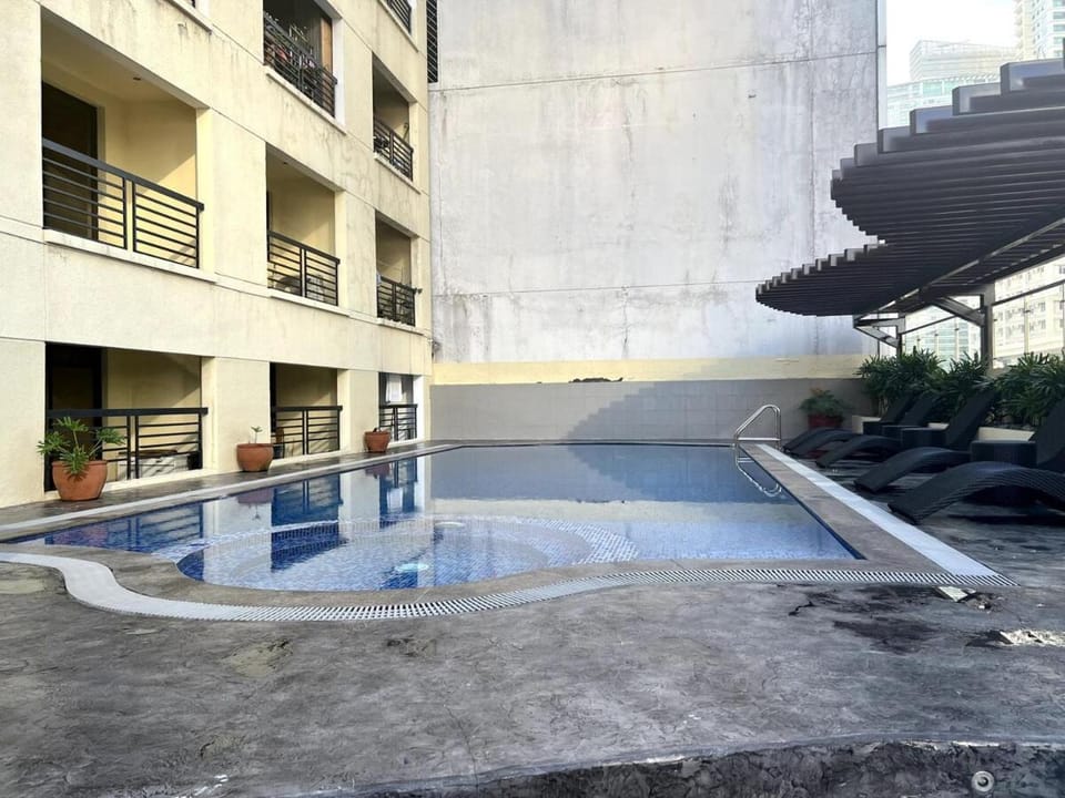 Relax & WFH in Vibrant & Cozy Greenbelt Condo with Pool Apartment in Pasay