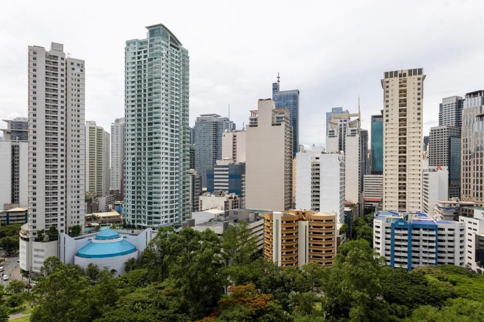 Relax & WFH in Vibrant & Cozy Greenbelt Condo with Pool Apartment in Pasay