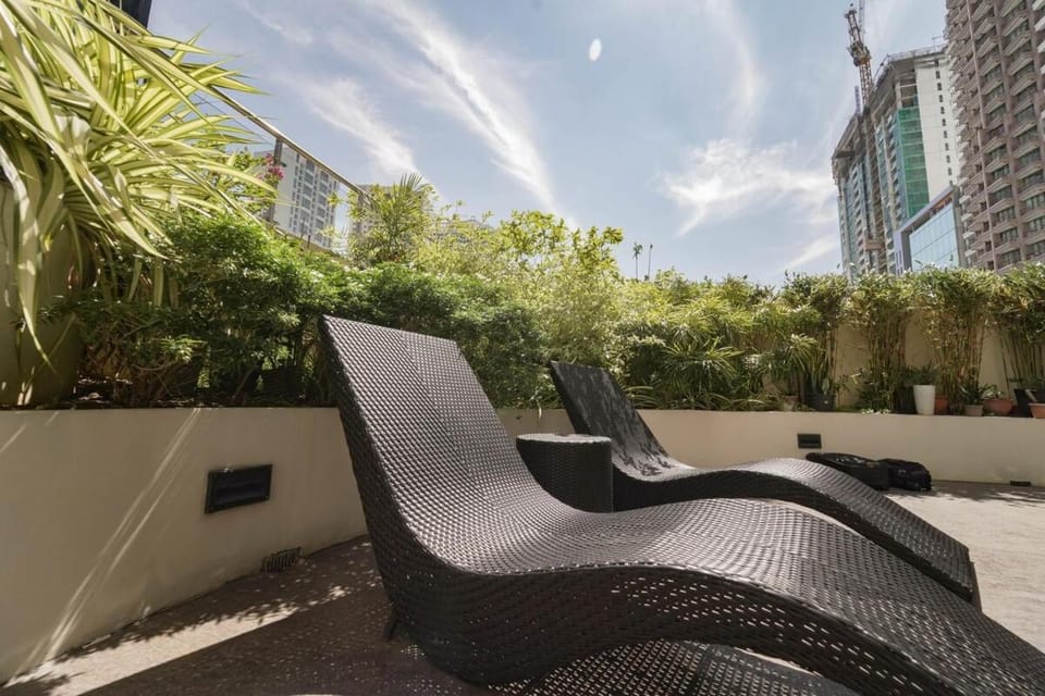 NEW! Modern Condo in Greenbelt Makati with Pool & Gym Apartment in Pasay