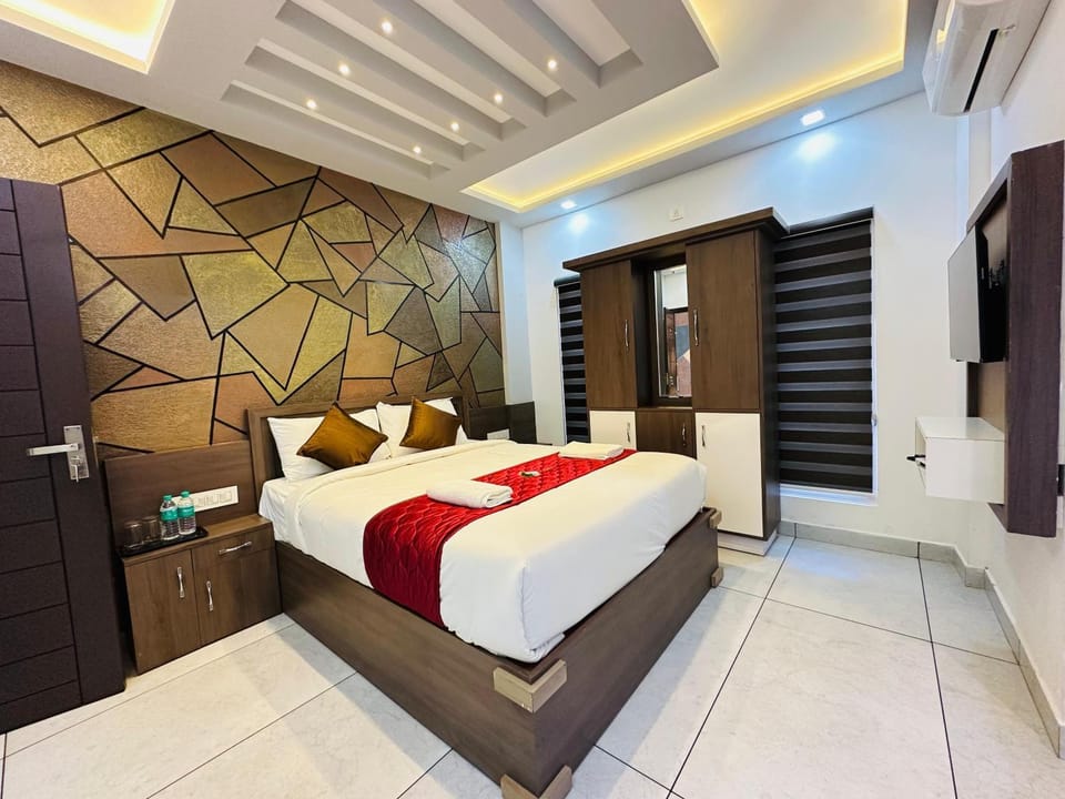 Bed, Photo of the whole room, Bedroom, towels, wardrobe