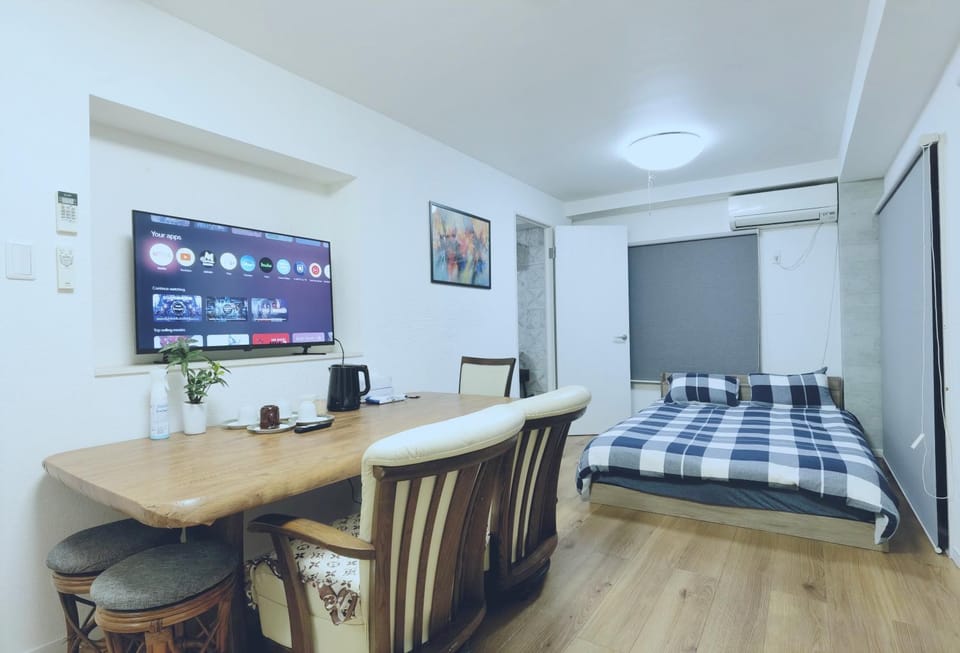 Bed, TV and multimedia, Dining area