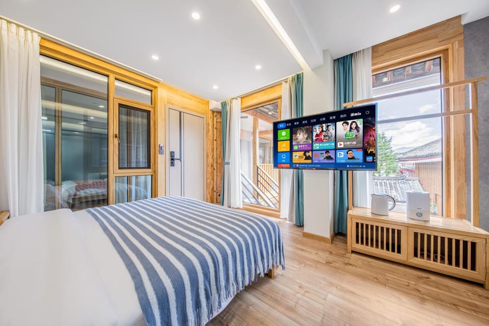 Bed, TV and multimedia, Photo of the whole room