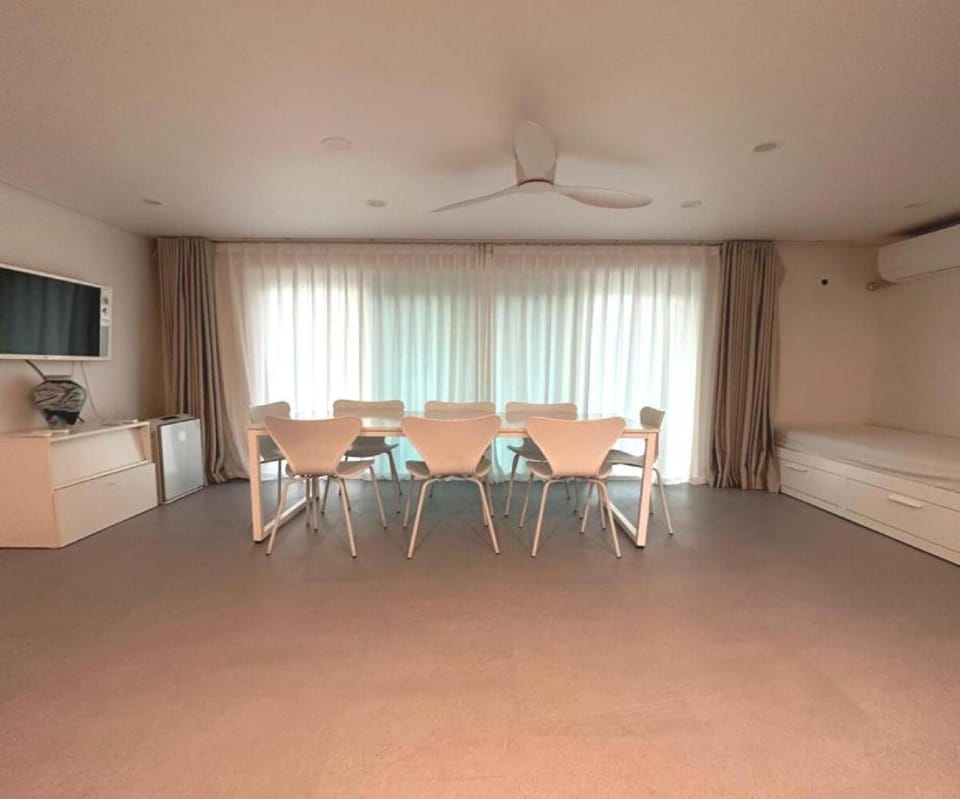 Bed, TV and multimedia, Living room, Seating area, Dining area, air conditioner