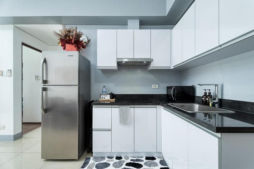 Free Parking! Beautiful 2BR Home in Central Makati Apartment in Pasay