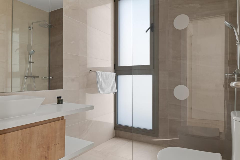 Shower, Toilet, Bathroom, towels