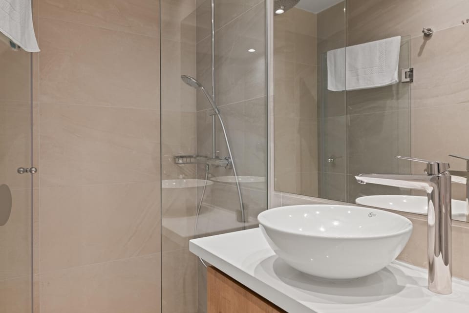 Shower, Toilet, Bathroom, towels