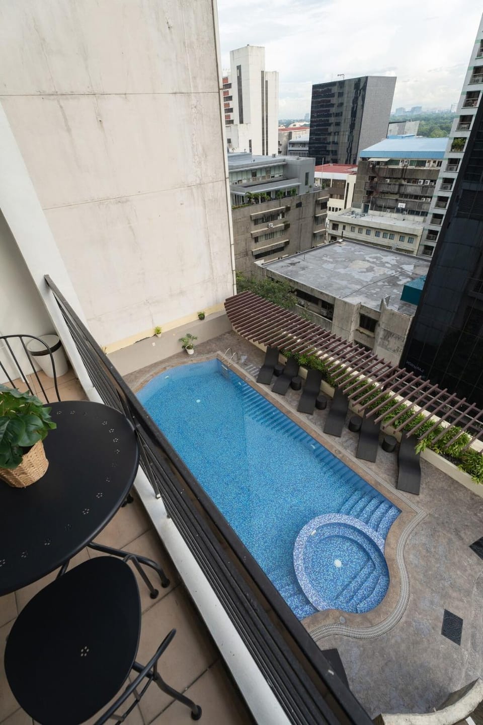Studio in Greenbelt Makati with Fiber WiFi & Free Pool Access Apartment in Pasay