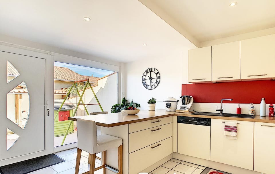 Coffee/tea facilities, Kitchen or kitchenette, Dining area, dishwasher, oven, stove, toaster