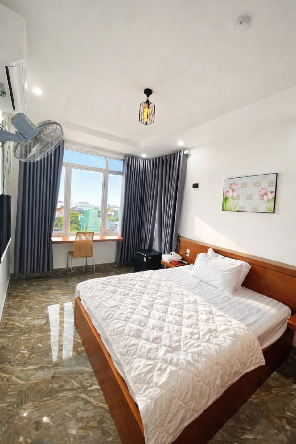Photo of the whole room, Bedroom