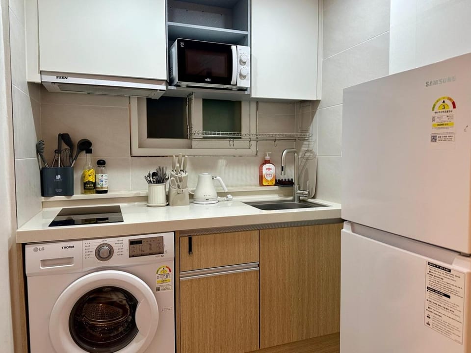 Kitchen or kitchenette, washing machine