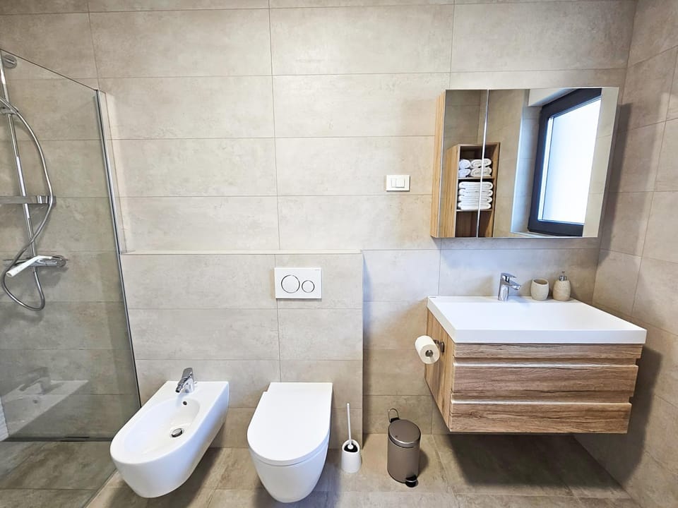 Toilet, Bathroom, bidet, towels