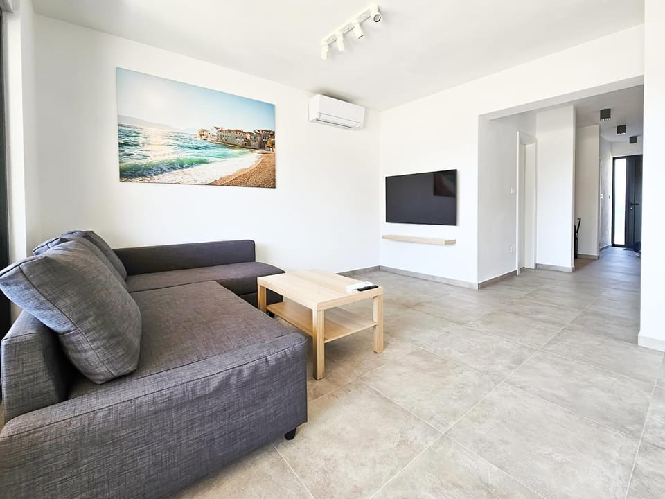 TV and multimedia, Living room, Seating area, Evening entertainment, air conditioner