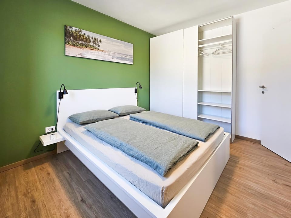 Bed, Photo of the whole room, Bedroom, towels