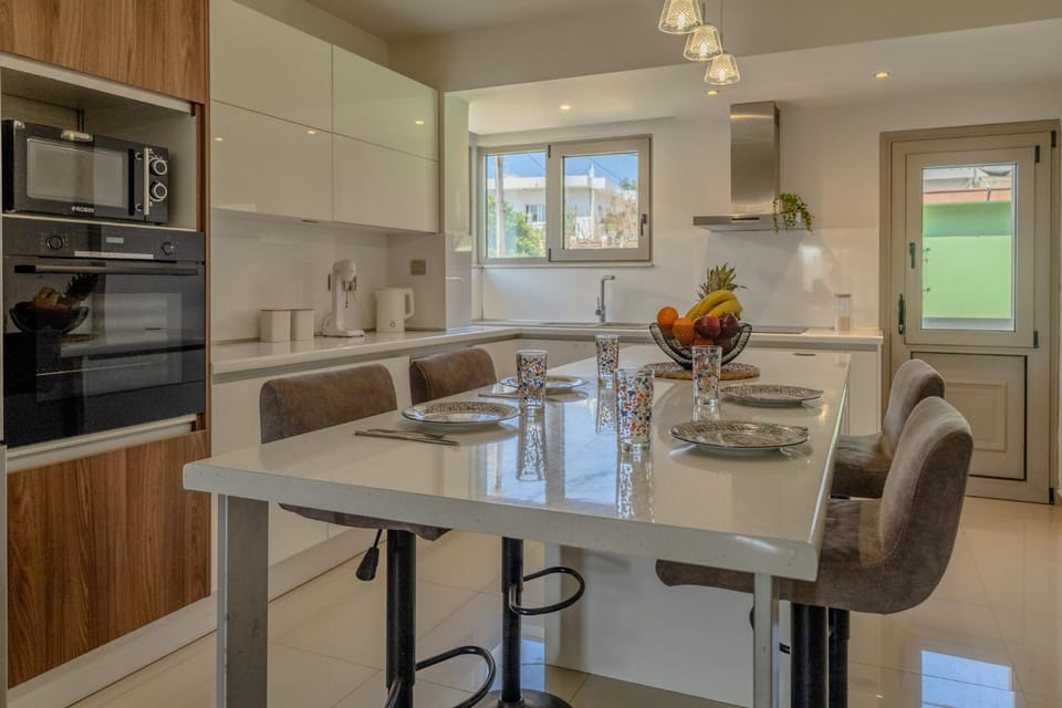 Kitchen or kitchenette, Dining area, oven