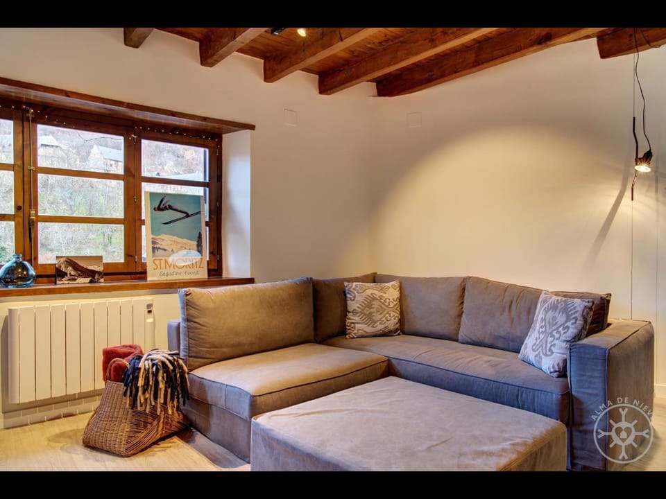 CASA ETH GARRET de Alma de Nieve House in Catalonia