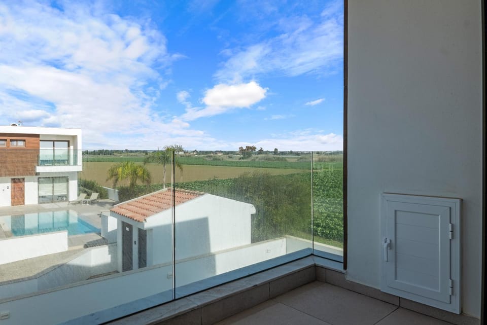 Property building, Day, View (from property/room), Balcony/Terrace