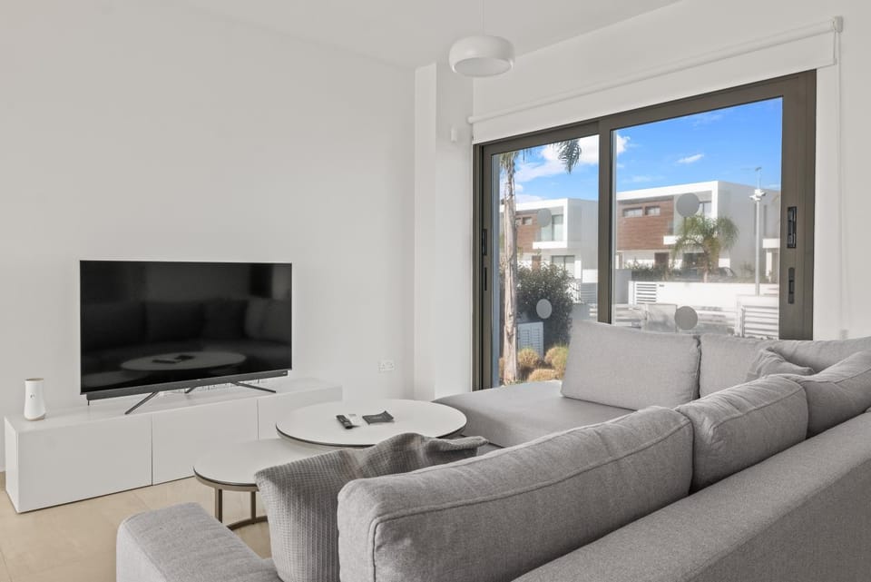 Communal lounge/ TV room, TV and multimedia, Living room, Seating area, Evening entertainment