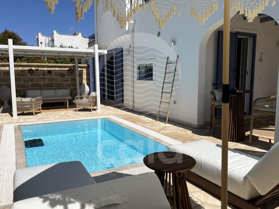 Patio, Pool view, Swimming pool, sunbed