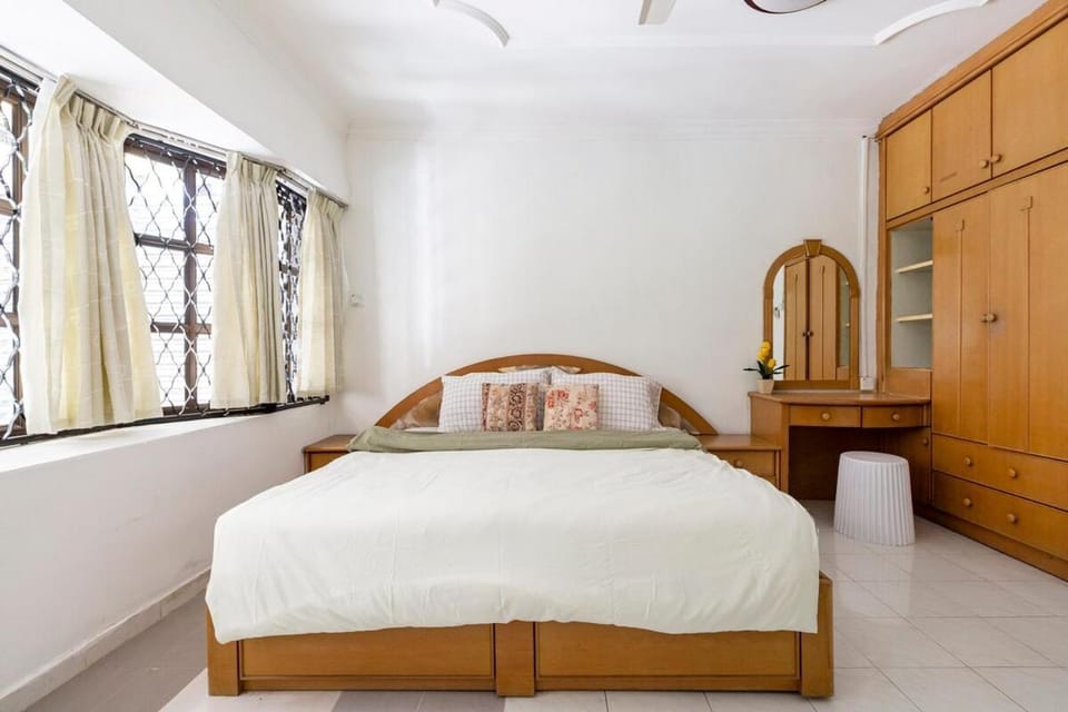 Photo of the whole room, Bedroom