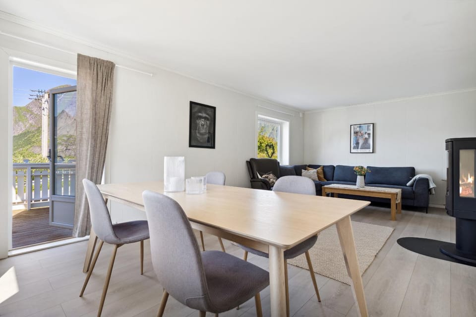 Living room, Seating area, Dining area, fireplace