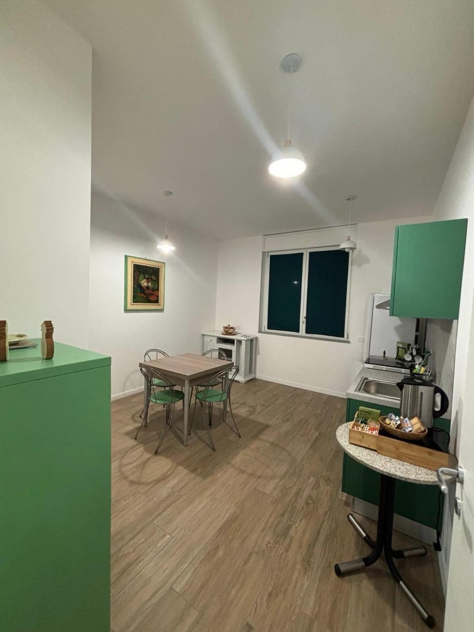 Kitchen or kitchenette, Food and drinks, Dining area
