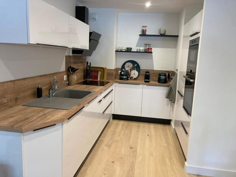 Coffee/tea facilities, dishwasher, oven, stove, toaster