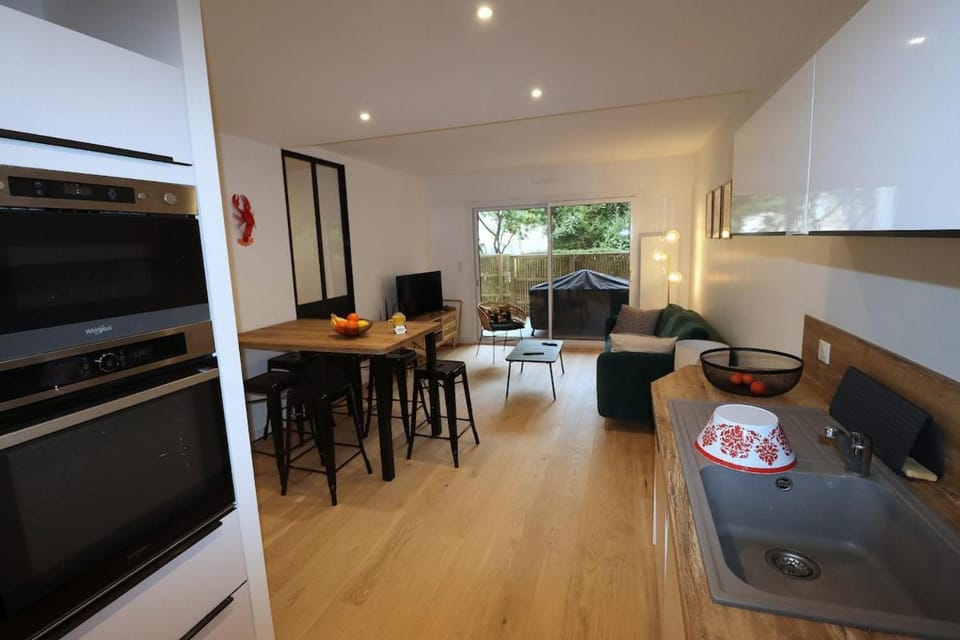 Living room, Seating area, Dining area, oven