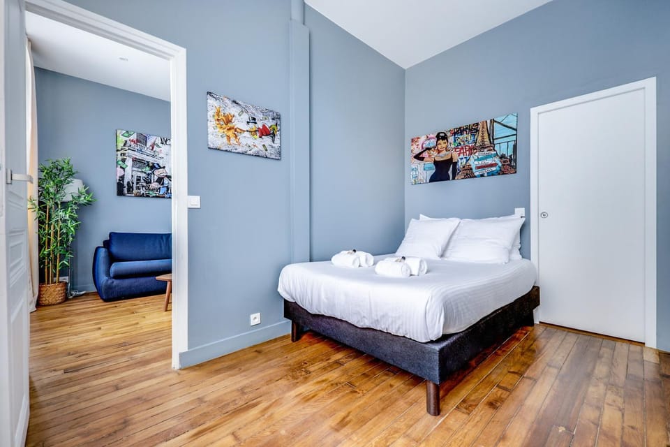 Bed, Living room, Photo of the whole room, Seating area, Bedroom, towels