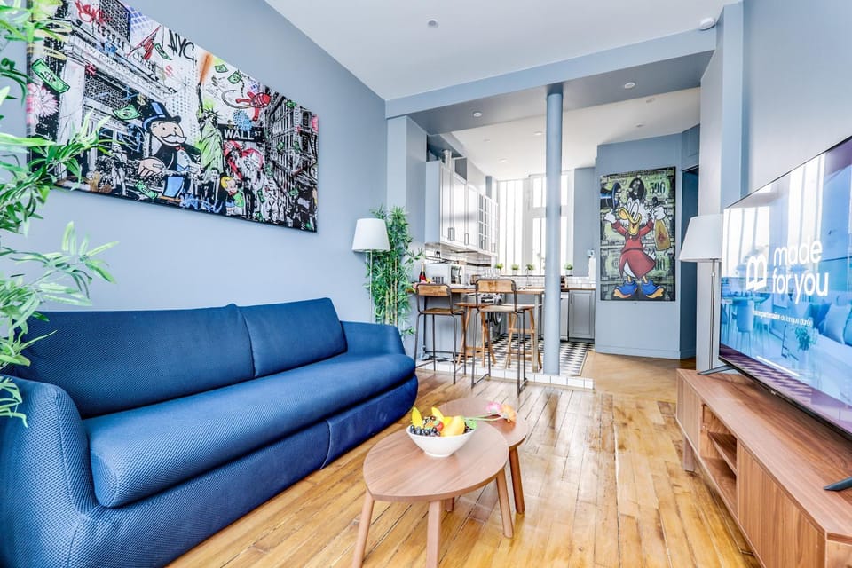 Living room, Food and drinks, Seating area, Dining area, Food