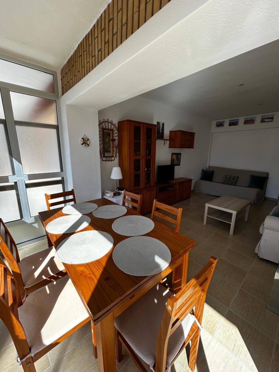 TV and multimedia, Living room, Dining area, Food