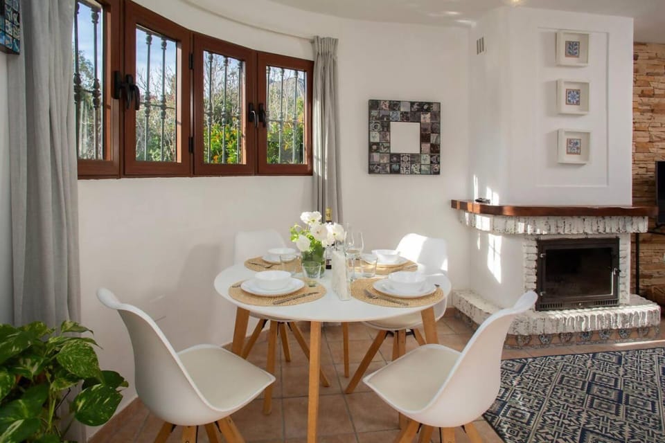 Beachside Apt: Remote Work, *Year-Round Pool* Apartment in Benalmadena