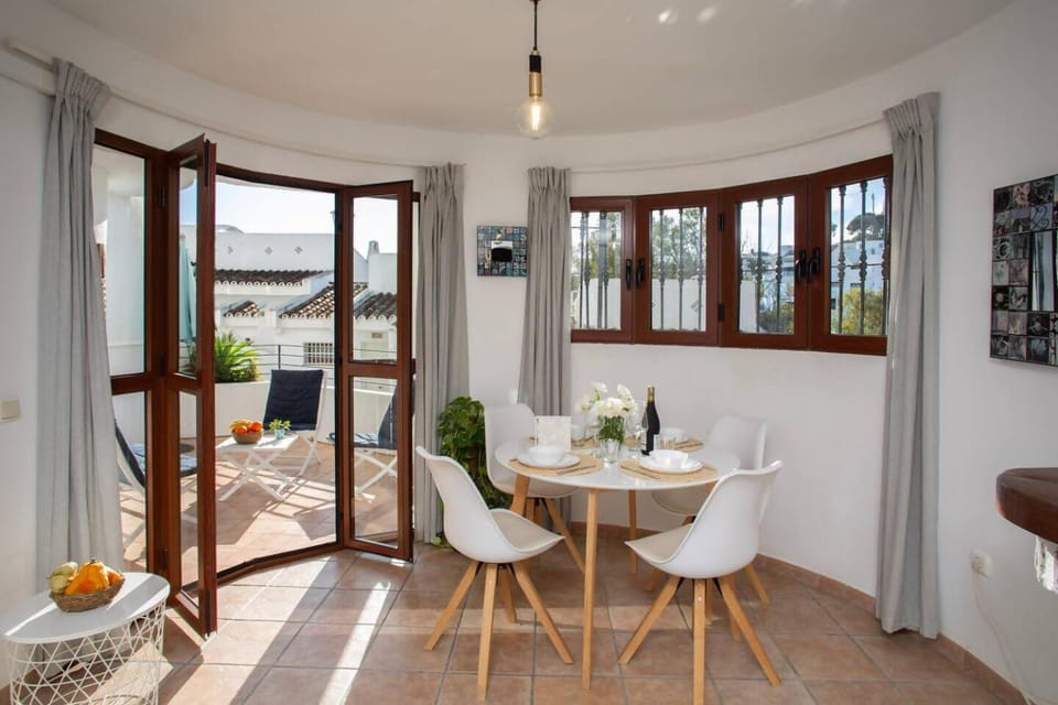 Beachside Apt: Remote Work, *Year-Round Pool* Apartment in Benalmadena